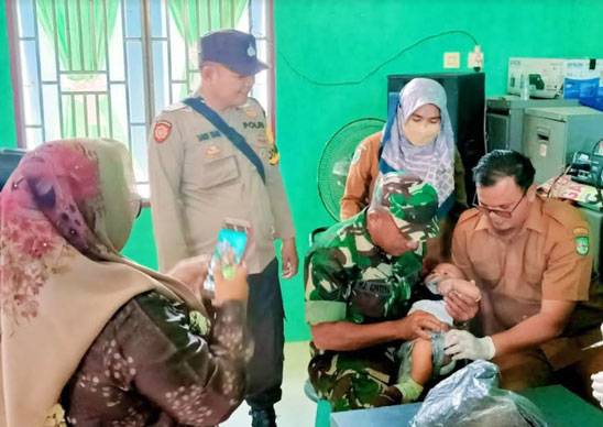 TNI Polri Dukung PIN pada Balita di Kabupaten Rokan Hulu, Riau