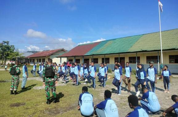 Satgas YR 142/KJ Tanamkan Kedisiplinan Kepada Siswa SMAN 1 Elelim