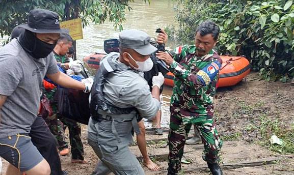 Personel Stasiun Bakamla Sambas Temukan 1 Korban Tenggelam Kecelakaan Kapal di Bengkayang