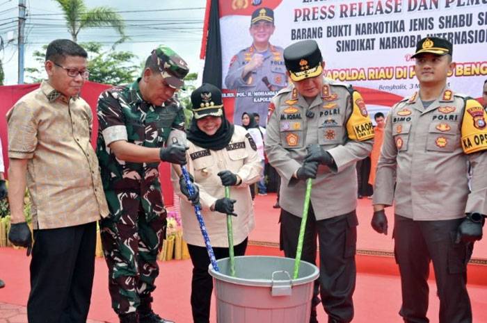 Kapolda Riau Musnahkan Sabu 15,6 Kilogram di Bengkalis