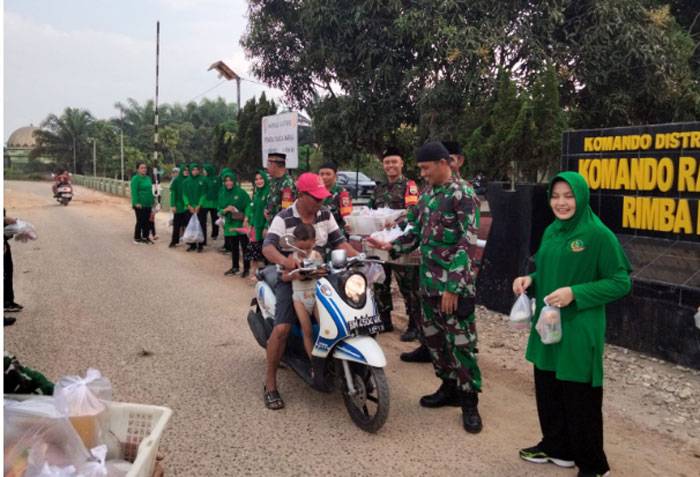 Berkah Ramadhan 1445 H, Koramil 0321-05/RM dan Persit Kartika Chandra Kirana Ranting 6 Berbagi 500 Paket Buka Puasa kepada Pengguna Jalan