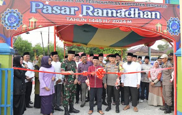 Dongkrak Ekonomi Masyarakat, Wakil Bupati Bengkalis Resmikan Pasar Ramadhan 1445 H