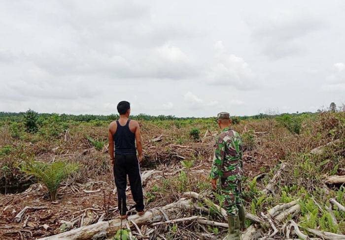 Cegah Karhutla, Babinsa Koramil  0321-05/RM  dan MPA Kembali Patroli di Pematang Sikek