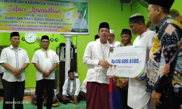 Safari Ramadhan, Bupati Rohil Serahkan Bantuan Operasional 3 Rumah Ibadah dan Klaim BPJS