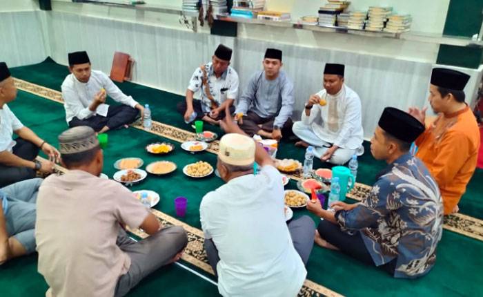 Babinsa dan Perangkat Desa Tanah Merah Safari Ramadhan di Masjid Al-Fatih