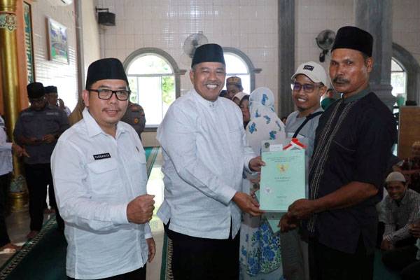 Bupati Siak Alfedri Serahkan 242 Sertipikat Tanah kepada Masyarakat Kampung Kerinci Kiri