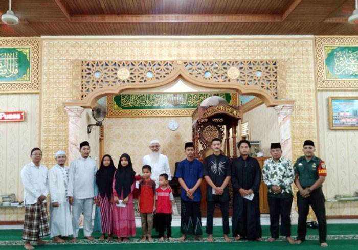 Babinsa Tanah Merah Hadiri Pemberian Santunan Anak Yatim di Masjid Nurul Huda
