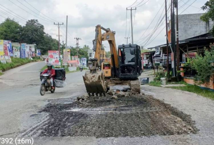 Ratusan Lubang Jalan di Kuansing Diperbaiki