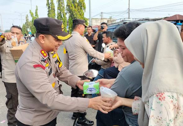Berkah Ramadhan, Kapolres Siak Bersama Jajaran Bagi-Bagi Takjil di Pos Pam Tualang