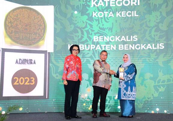 Bupati Kasmarni Terima Piala Adipura Kota Kecil Terbersih