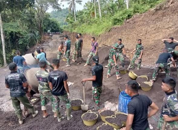 Tidak Ada Kata Lelah, TNI Bersama Warga Tetap Semangat Kerjakan Program TMMD Ke-119 Kodim 1623/Karangasem