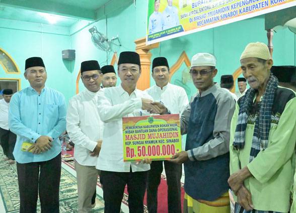 Bupati Rohil Safari Ramadhan di Masjid Mujahidin Sungai Nyamuk, Salurkan Bantuan Operasional Rumah Ibadah