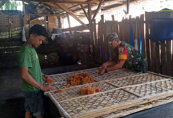 Motivasi UMKM, Lagi Anggota Koramil 0321-05/RM Temui Pengrajin Kerupuk di Desa Binaan Bangko Sempurna