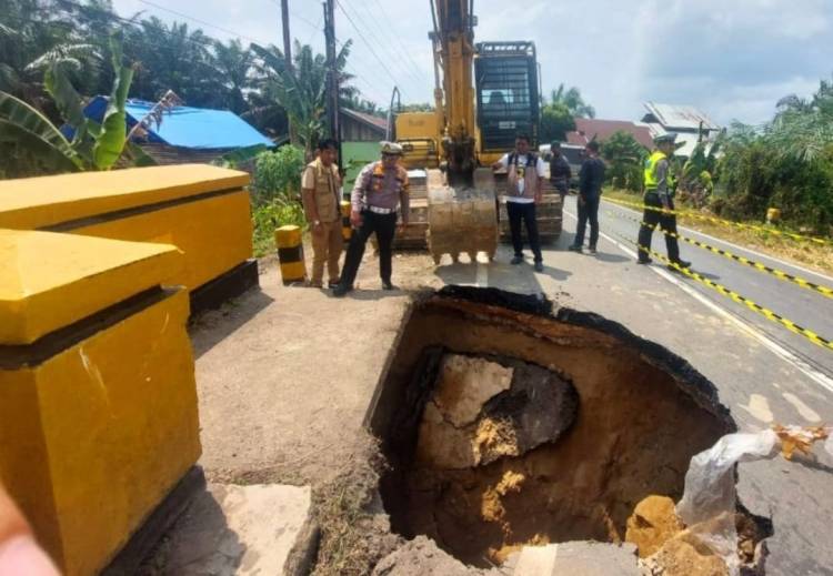 Abutmen Jembatan Teluk Sungkai Amblas Akibat Abrasi