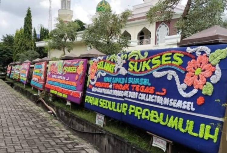 Polda Sumsel Banjir Karangan Bunga Dukungan Berantas Debt Collector