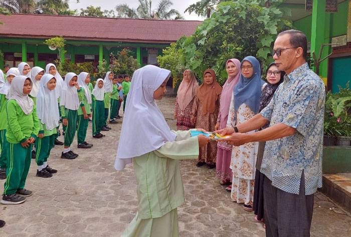 UPT SDN 023 Pandau Jaya Bagikan Buku Amaliyah Ramadhan Gratis untuk Murid
