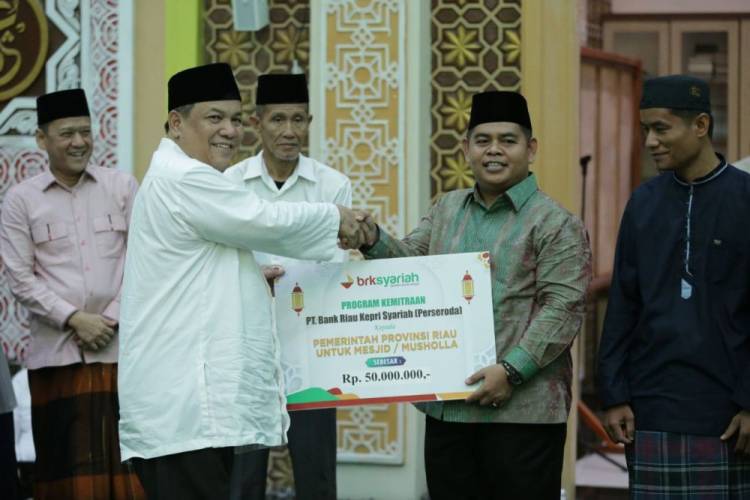 Safari Ramadan di Desa Tarai Bangun, Pj Gubernur Riau Serahkan Bantuan