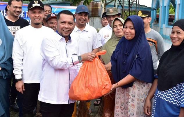 Wakil Ketua DPRD Pekanbaru T Azwendi Fajri Turun Langsung Bersihkan Sisa-sisa Banjir di Kelurahan Sri Meranti