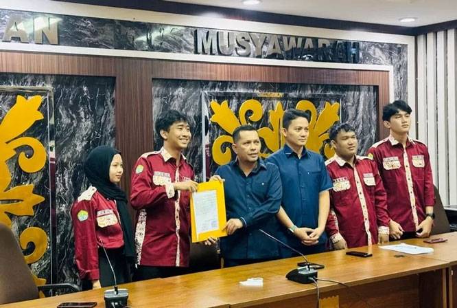 Wakil Ketua DPRD Pekanbaru T Azwendi Fajri Diskusi Dengan Mahasiswa Fakultas Hukum Unri