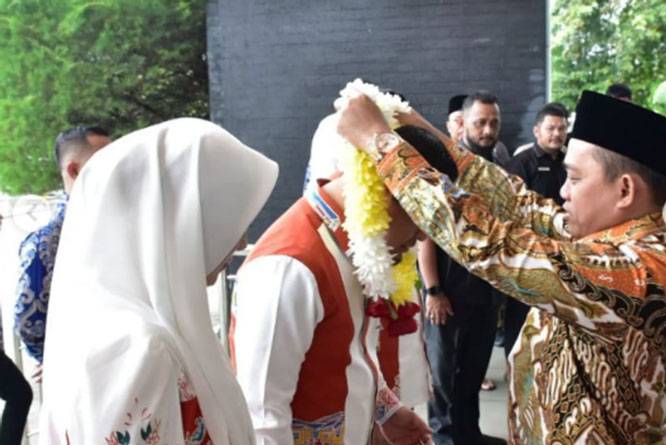 Kedatangan Walikota dan Wakil Walikota Pekanbaru di Bandara SSK II Disambut Segenap Pimpinan DPRD Pekanbaru