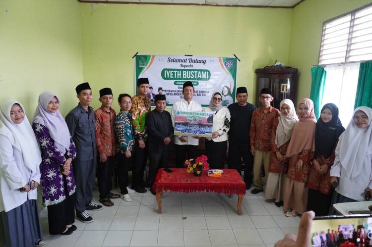 Reses Anggota DPR RI Iyet Bustami Salurkan Bantuan Komputer untuk MA Al Aziz