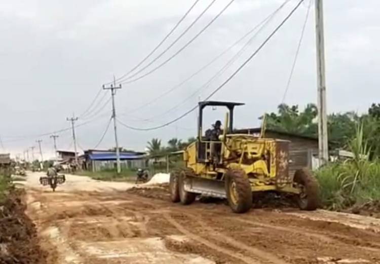 Bupati Bistamam Gerak Cepat Perbaiki Jalan Lintas Pedamaran-Kubu