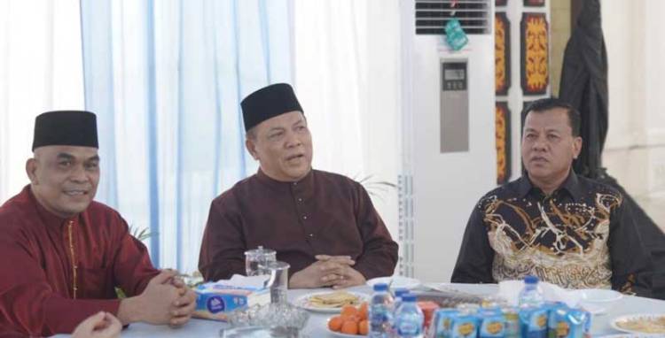 Perkuat Silaturahmi dan Sinergi Daerah, Bupati Kuansing Hadiri Open House Gubernur Riau