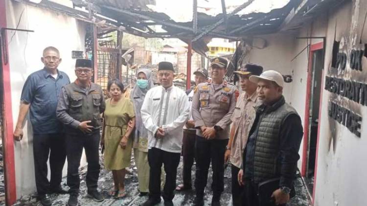 Bupati Inhil Salurkan Bantuan untuk Korban Kebakaran di Concong