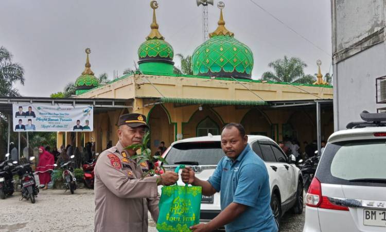 Aksi Hijau, Polsek Kandis  Bagikan 100 Bibit Pohon Usai Sholat Idul Fitri 1447 H