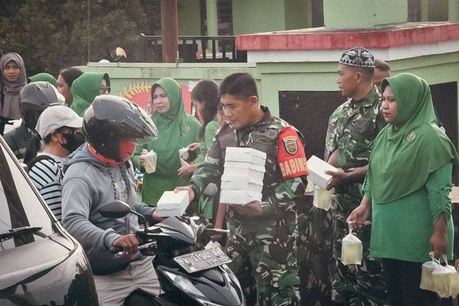 Koramil Kokonao dan Koramil Timika Bagikan Takjil kepada Pengguna Jalan
