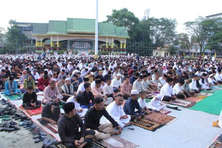 Solat Idul Fitri 1447 H di Tembilahan, Sekdakab Serahkan Hadiah Pawai Takbir