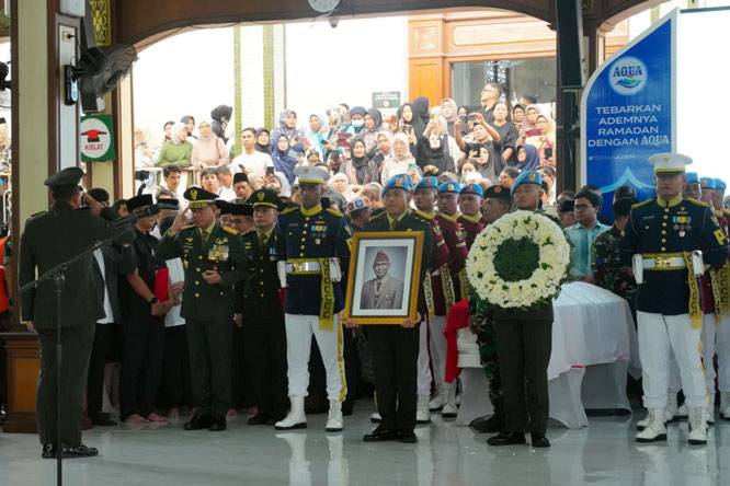 Panglima TNI Pimpin Upacara Penyerahan Jenazah dan Ikuti Upacara Pemakaman Wapres ke-6 RI