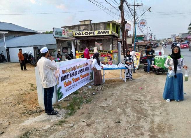 Family Group dan Insan Media Gelar Buka Puasa Bersama, Bagikan 250 Takjil Kebaikan di Kampar Kiri