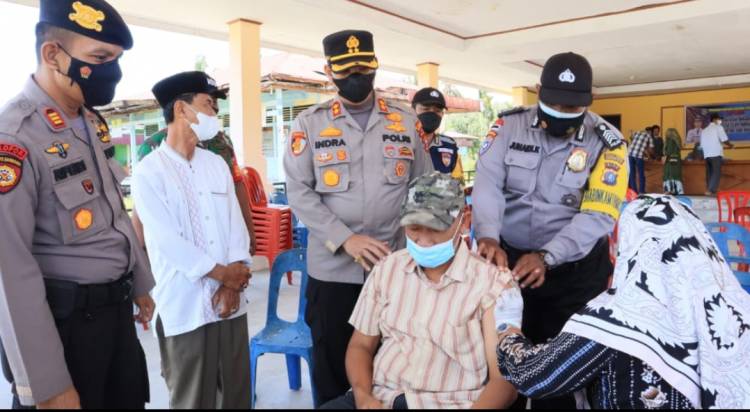 Kapolres Bengkalis AKBP Indra Wijatmiko Tinjau Posko-posko Vaksinasi, Jamin Pelayanan Kepada Masyarakat Berjalan Baik