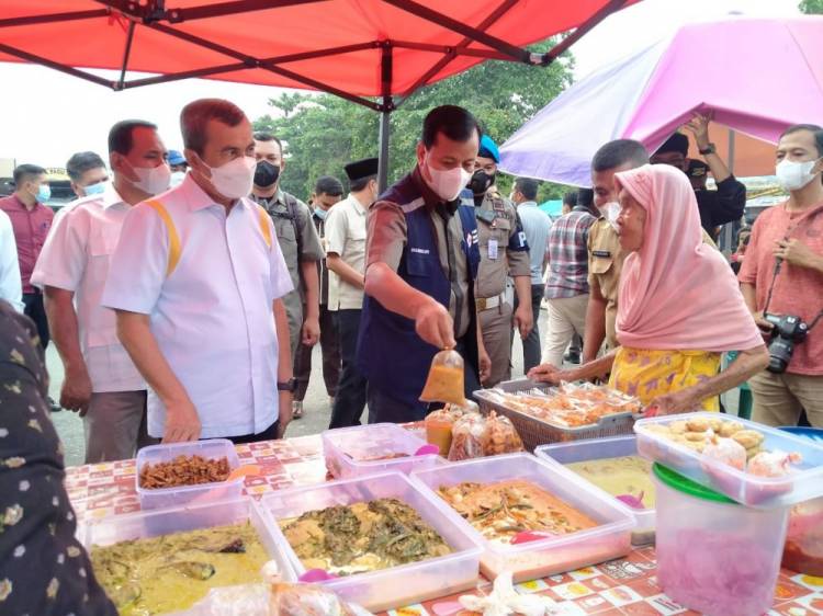 Safari Ramadan di Kuansing Gubernur Riau Syamsuar Berkeliling di Pasar Taman Jalur, Belanja Takjil dan Berikan Sedekah