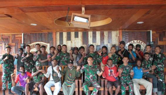 Satgas Pamtas Yonif 126/KC Komsos dengan Tokoh Pemuda se Distrik Waris Kabupaten Keerom
