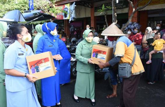 Jelang Ramadan 1443 H, Dharma Pertiwi Koorcab DIY Daerah D Bagikan Sembako