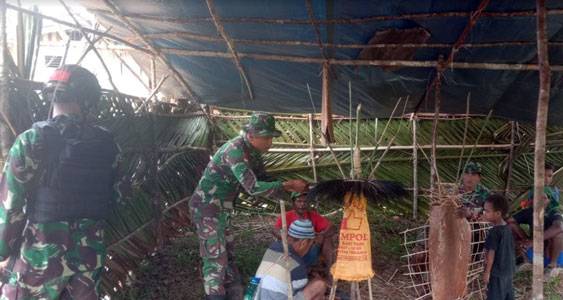 Pelajari Kebudayaan Daerah, Satgas Yonif 126/KC Dampingi Warga Membuat Topi Khas Adat Papua