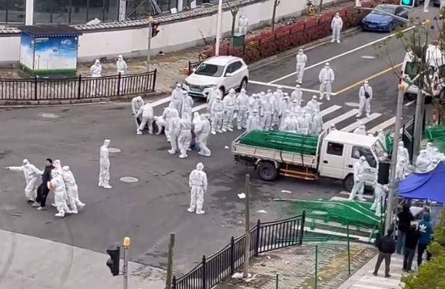 Sadis!, Polisi di Shanghai Dobrak Pintu Apartemen dan Seret Paksa Pasien Covid-19 yang Nolak Dikarantina