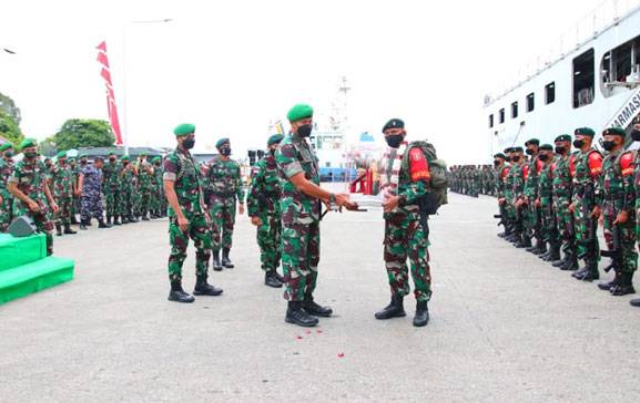 Pangdam VI/Mulawarman Sambut Kepulangan Prajurit Satgas Pamtas Mobile Yonif Raider 613/Raja Alam di Balikpapan