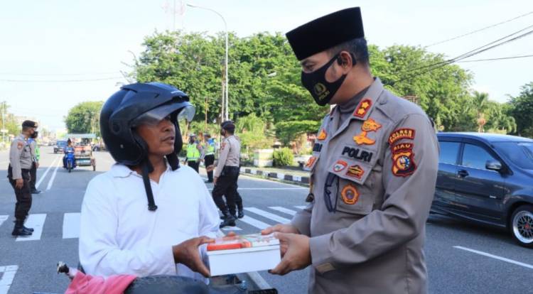 Kapolres Bengkalis AKBP Indra Bersama Mahasiswa Berbagi Takjil Ramadan