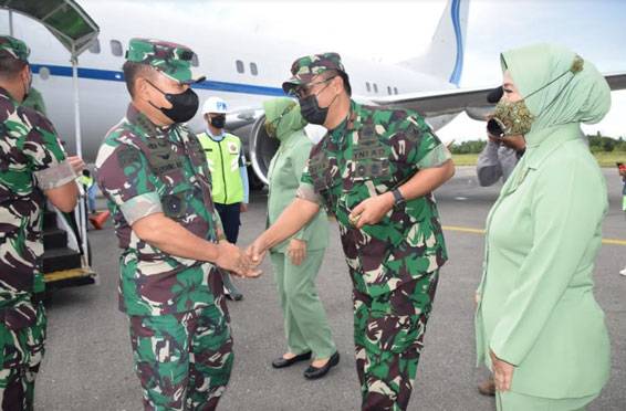 Danrem 174/ATW Dampingi Pangdam XVII/Cenderawasih Bersama Forkopimda Sambut Kasad Beserta Rombongan Di Bandara Mopah Merauke