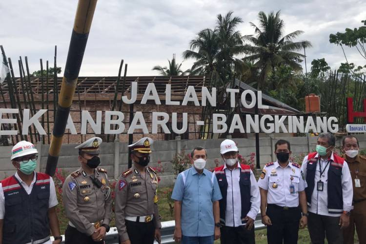 Gubernur Riau Syamsuar Pastikan Jalan Tol Pekanbaru-Bangkinang, Besok Sudah Bisa Dilalui, Himbau Masyarakat Berhati-hati
