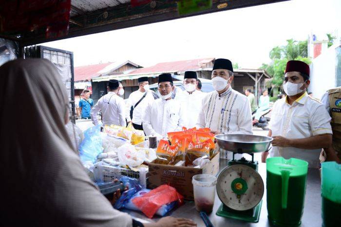Gubernur Riau Syamsuar Tinjau Pelaksanaan Pasar Murah Disperindagkop dan UKM Provinsi di Kabupaten Pelalawan