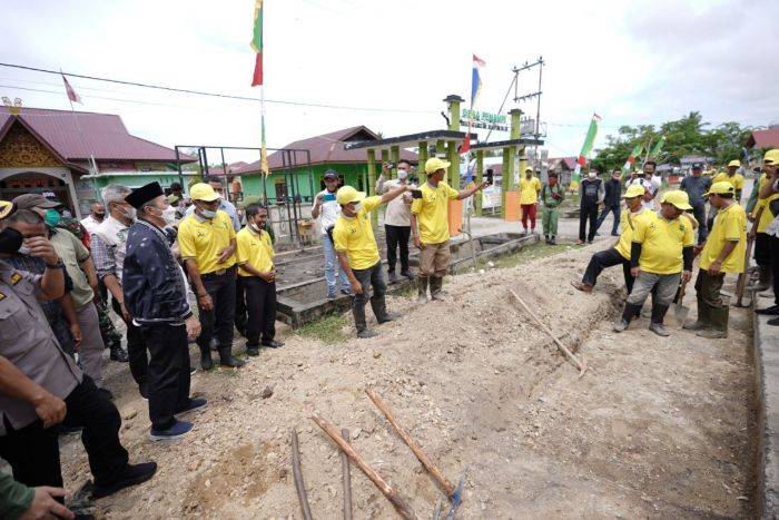Kunker ke Bengkalis, Gubernur Riau Syamsuar Tinjau Program Padat Karya