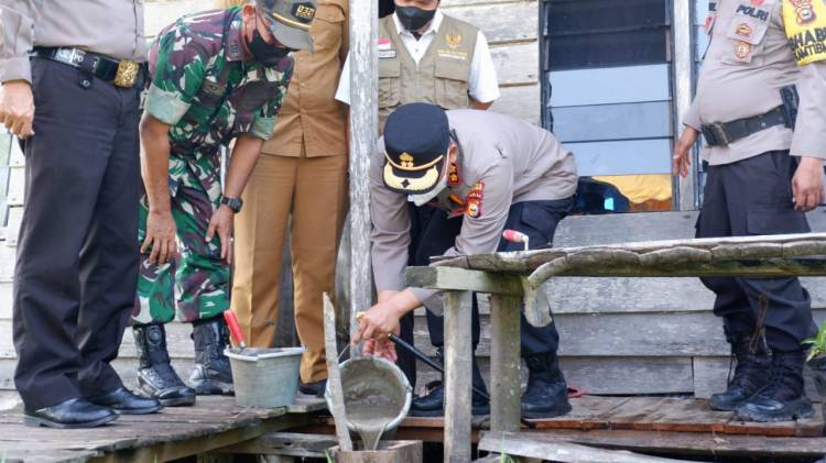 Ramadan Berbagi, Polres Rohil Bersama Baznas Bedah Rumah Fakir Miskin di Bagan Hulu
