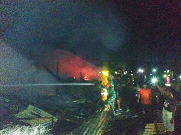 Kebakaran di Pasar Flamboyan Tanjung Sawit Kampar, 7 Kios Ludes