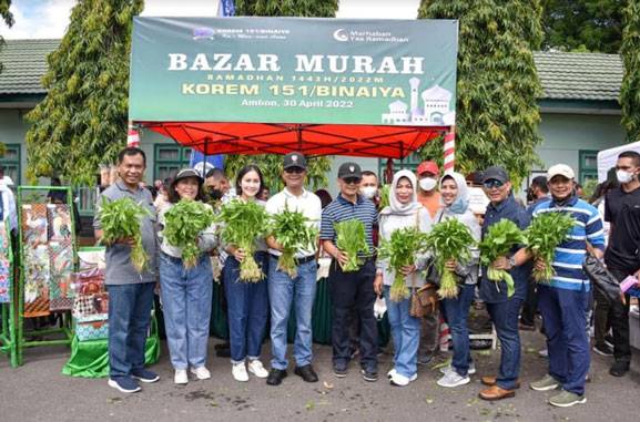 Gelar Bazaar, Pangdam Pattimura Borong Sembako untuk Prajurit dan Masyarakat