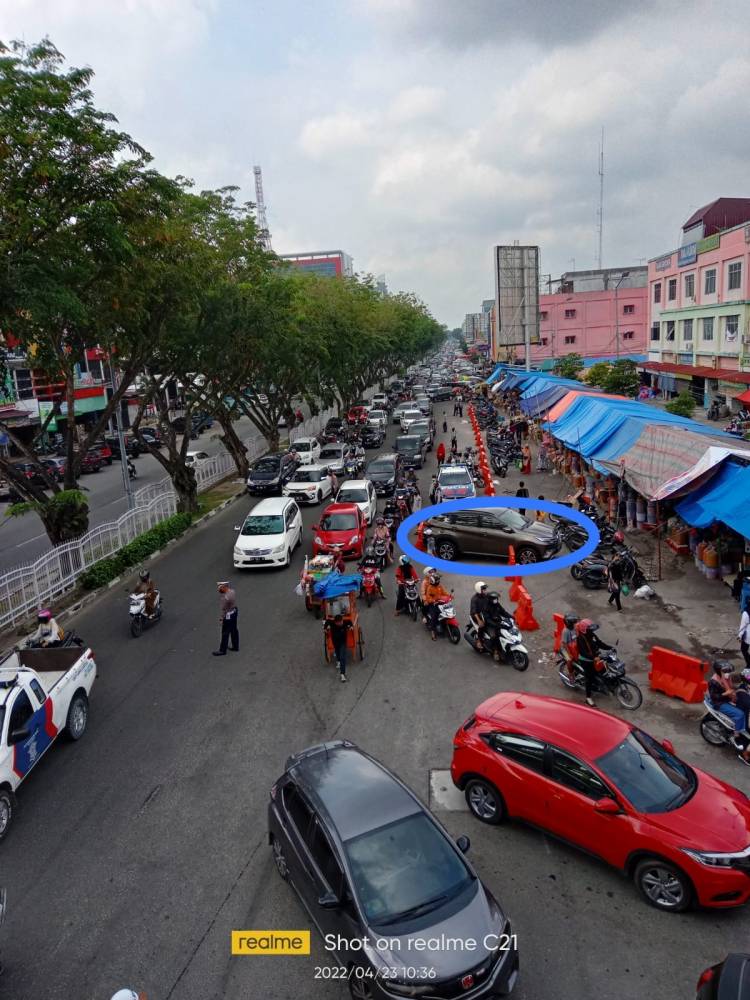 Dishub Pekanbaru Derek Mobil yang Parkir Sembarangan di Depan STC
