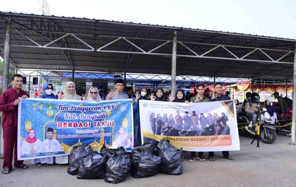 Pengguna Jasa Penyebrrangan Roro Air Putih Dapat Takjil Gratis dari TP PKK Bengkalis